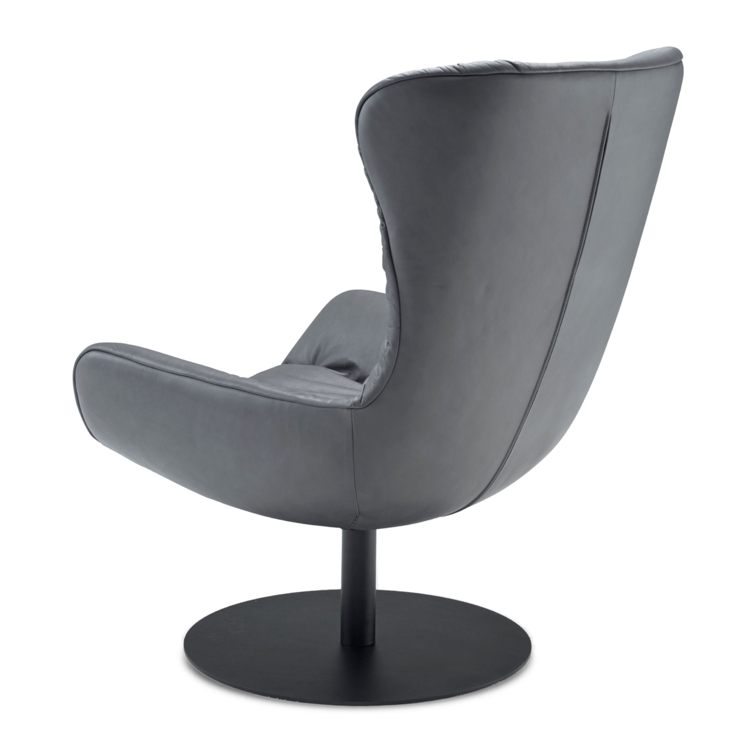 Zu sehen ist in rückseitiger Ansicht der anthrazitfarbene Ledersessel Leya Wingback Chair mit schwarzen Drehtellerfuß vor einem weißen Hintergrund.