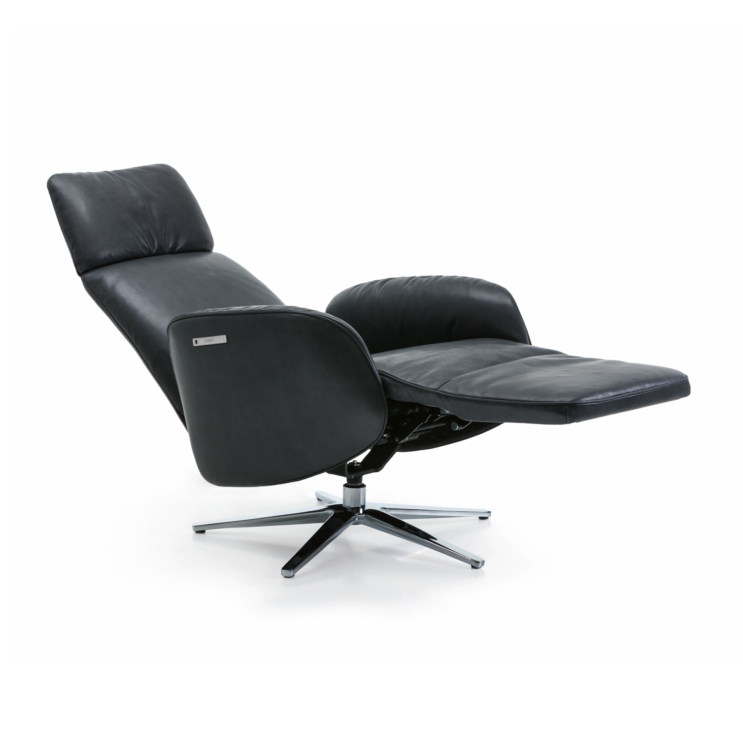 Das Bild zeigt den Relaxsessel Master von ipDesign vor einem weißen Hintergrund.
Der moderne Sessel ist mit schwarzem Leder gepolstert und hat einen glänzenden fünfstrahligen Chromfuß. Der Sessel befindet sich in der Liegeposition: Das Rückenteil ist abg