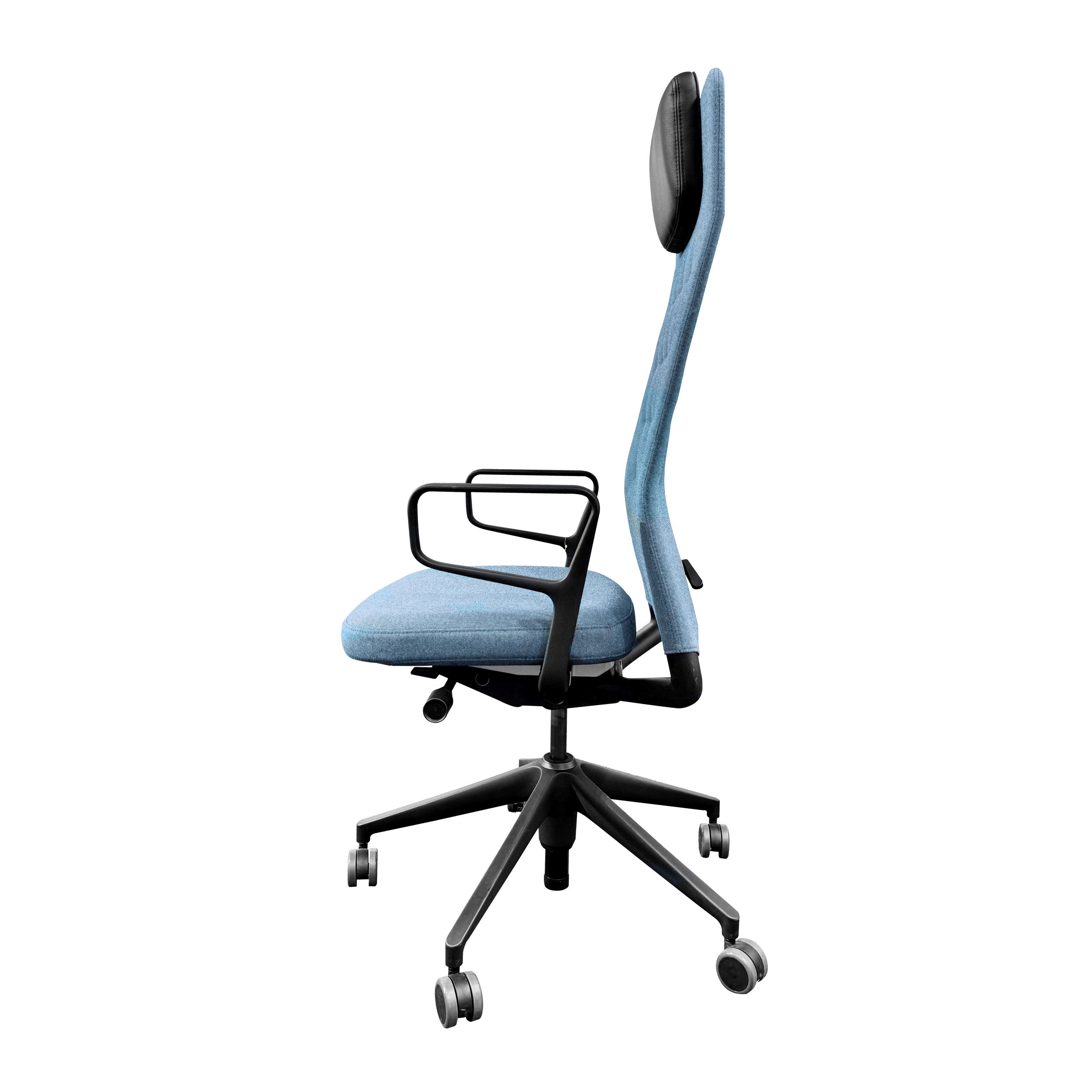 Bürostuhl ID Trim L von Vitra in blau als Freisteller in seitlicher Ansicht.