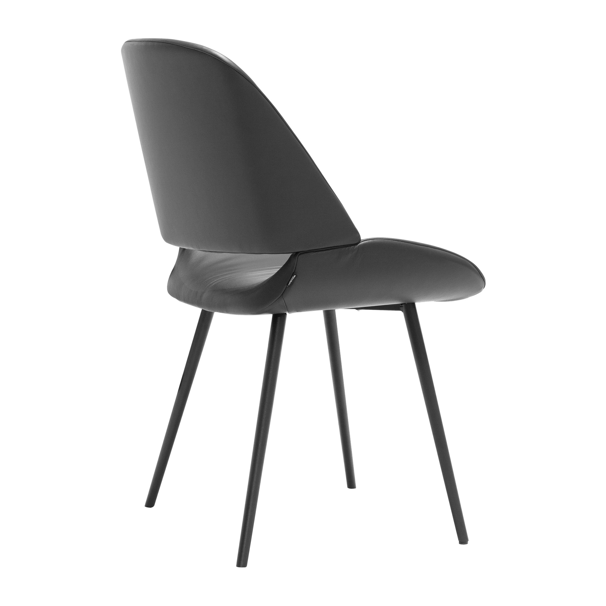 Esszimmerstuhl Capri von Willisau in grauem Leder als Freisteller von seitlich hinten.