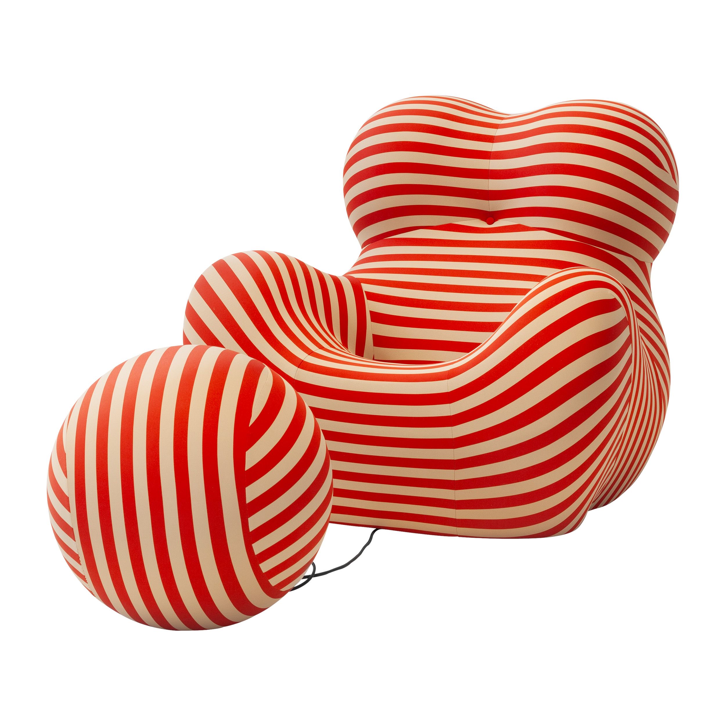 Orange-beige gestreifter Sessel Up von B&B Italia mit kugelförmigem Hocker vor einem weißen Hintergrund.
