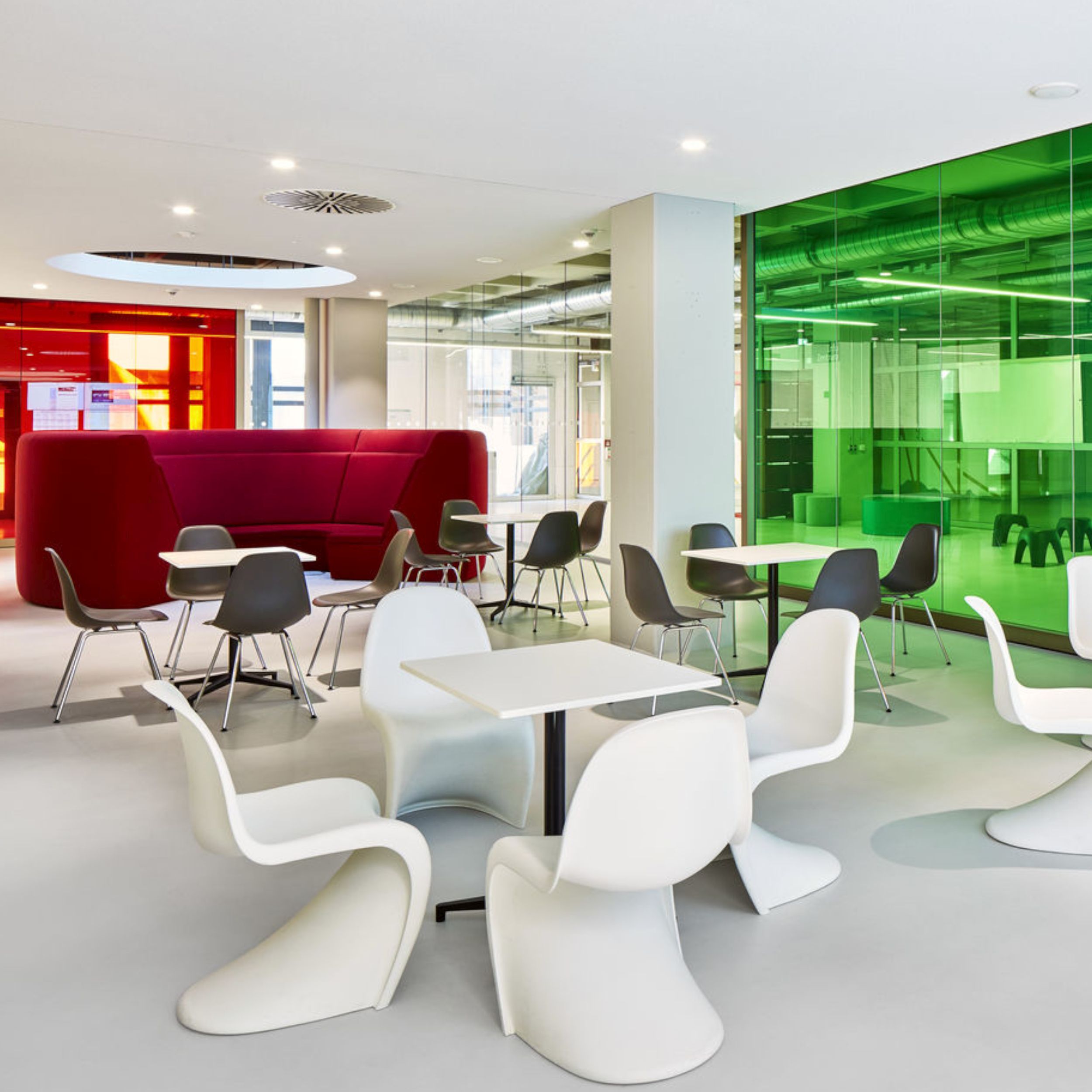 Schalenstuhl Panton Chair von Vitra in alter Höhe in weiß im Milieubild.