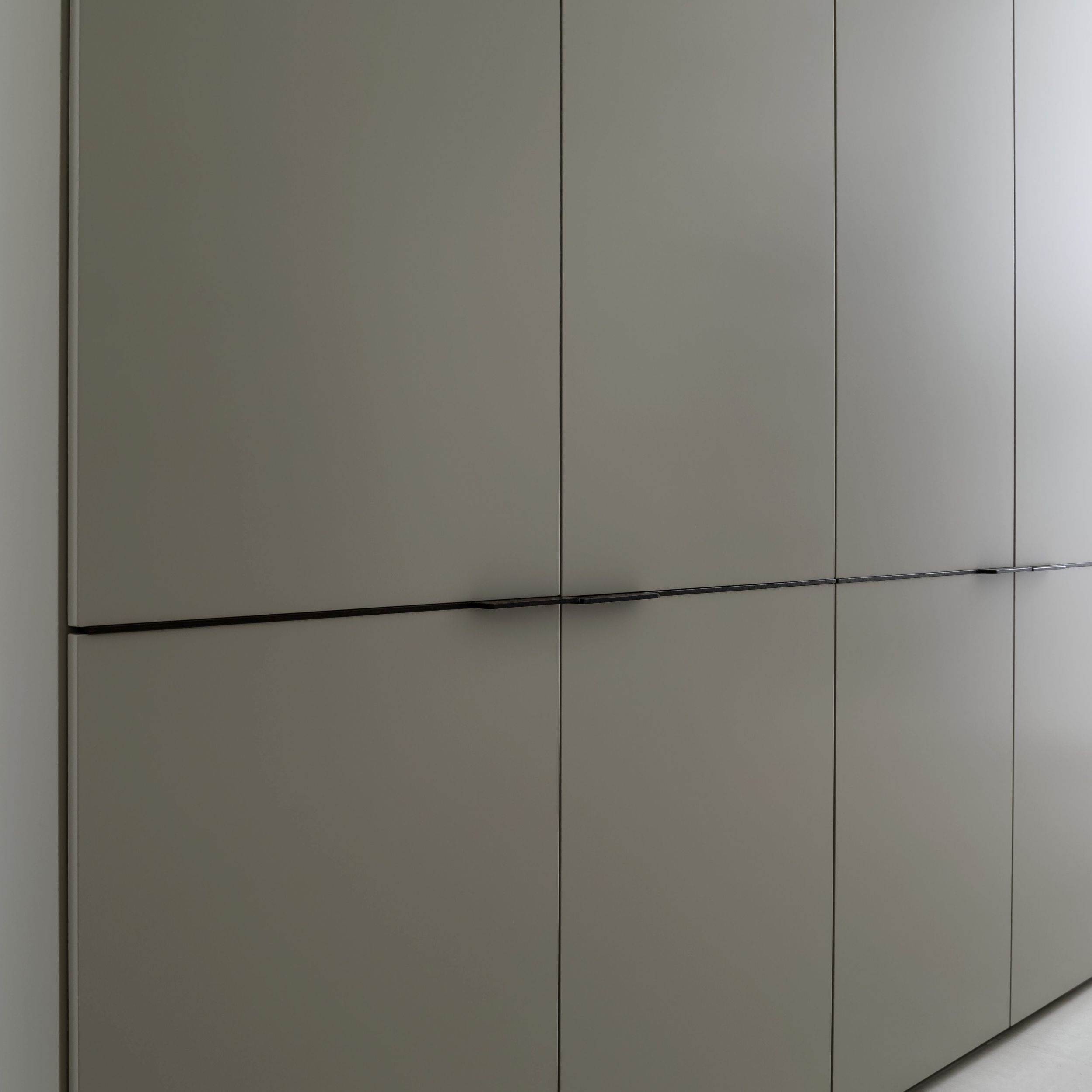 Drehtuerenschrank Contur Matera in grau als Detailbild der Tueren